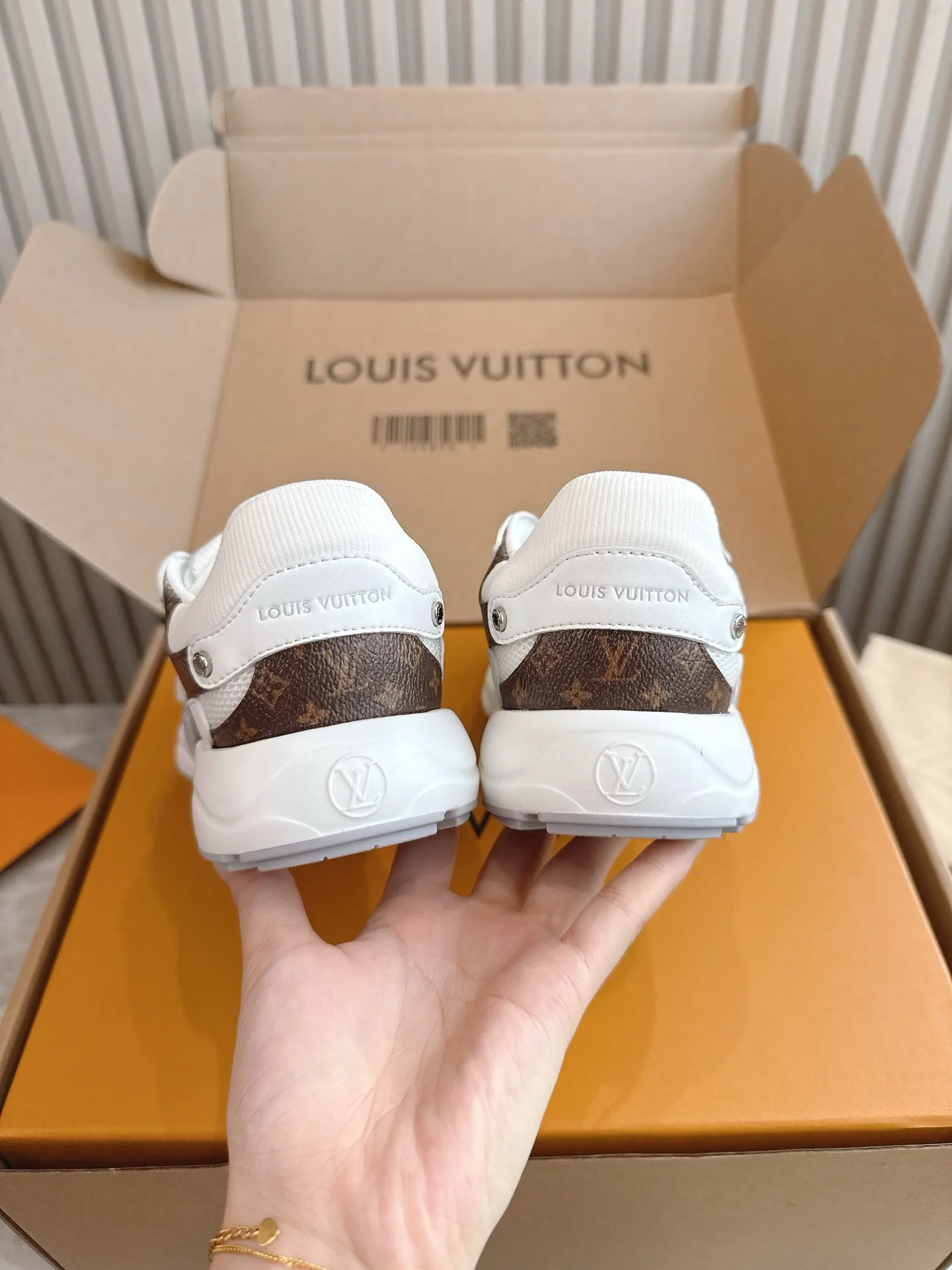 👟👟Ex-factory price 640👟👟 Men's size +10 (top version) 2025 new LV couple's same style sneakers, hot coming🔥🔥🔥Official website synchronized fabric, using special material printing process. Inside, breathable mesh, size 35-42 for women, 39-46 for men, factory standard complete package + airplane box
